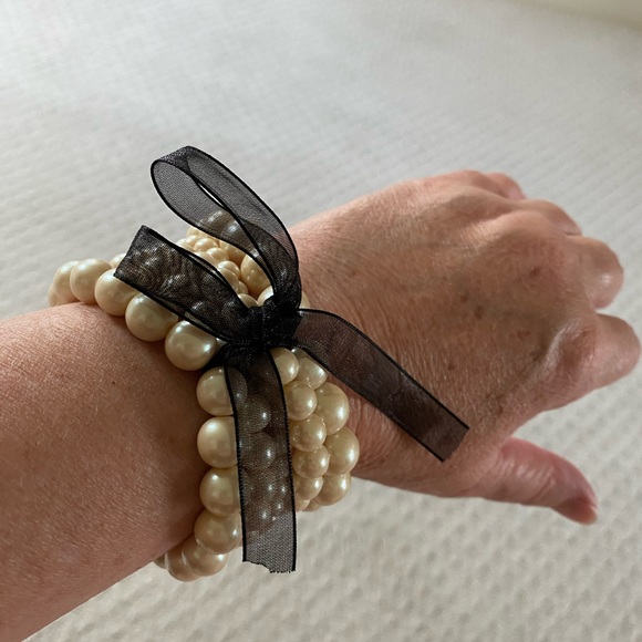 NWOT Premier Designs five strand faux pearl stretch bracelet with black ribbon - Picture 3 of 6